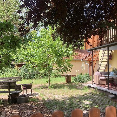 Forest-Side Home By Recreational Lake Kunfeherto Exterior foto